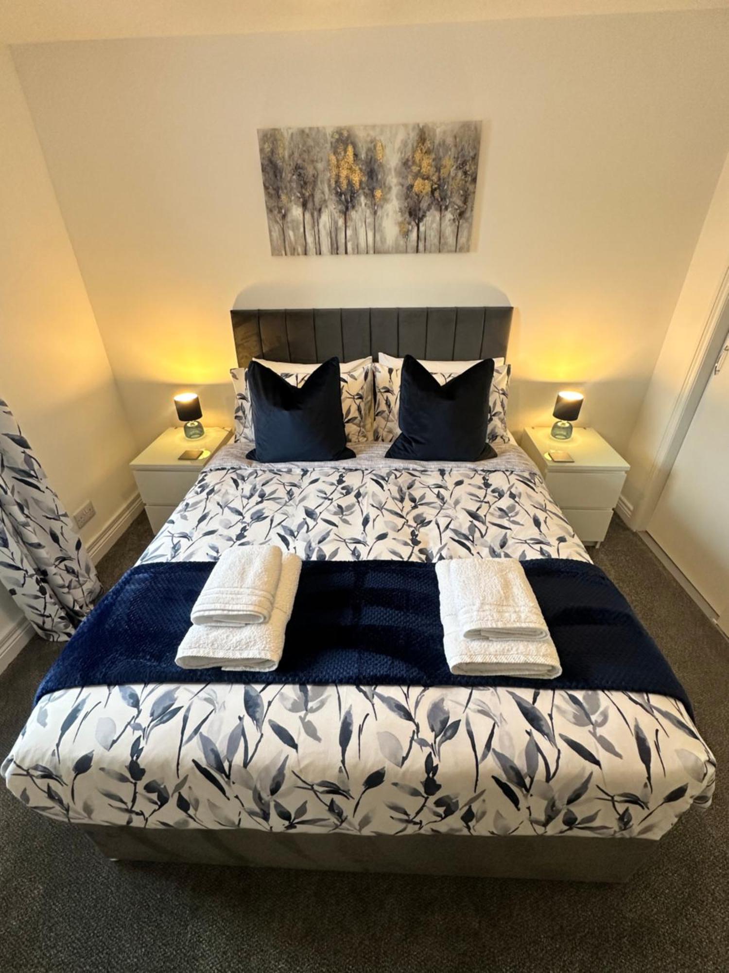Kilmartin Court - No3 By The Sea & No2 With A View - Free Parking Apartment