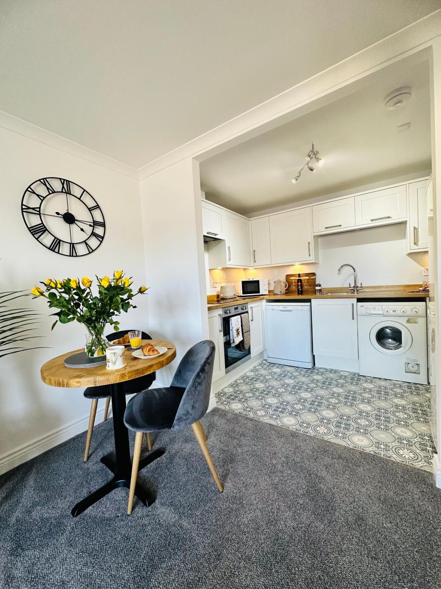 Kilmartin Court - No3 By The Sea & No2 With A View - Free Parking Apartment Oban