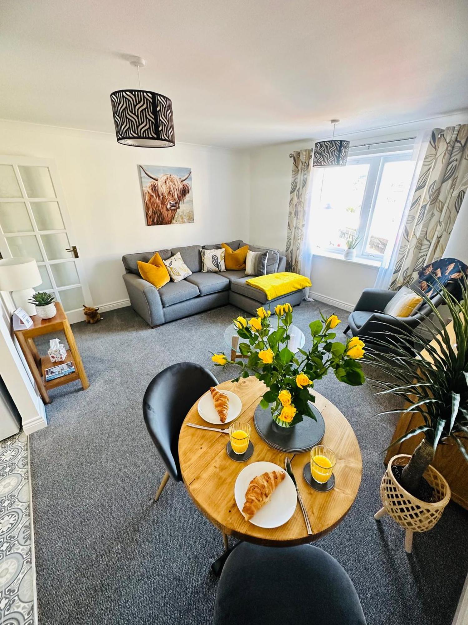 Kilmartin Court - No3 By The Sea & No2 With A View - Free Parking *