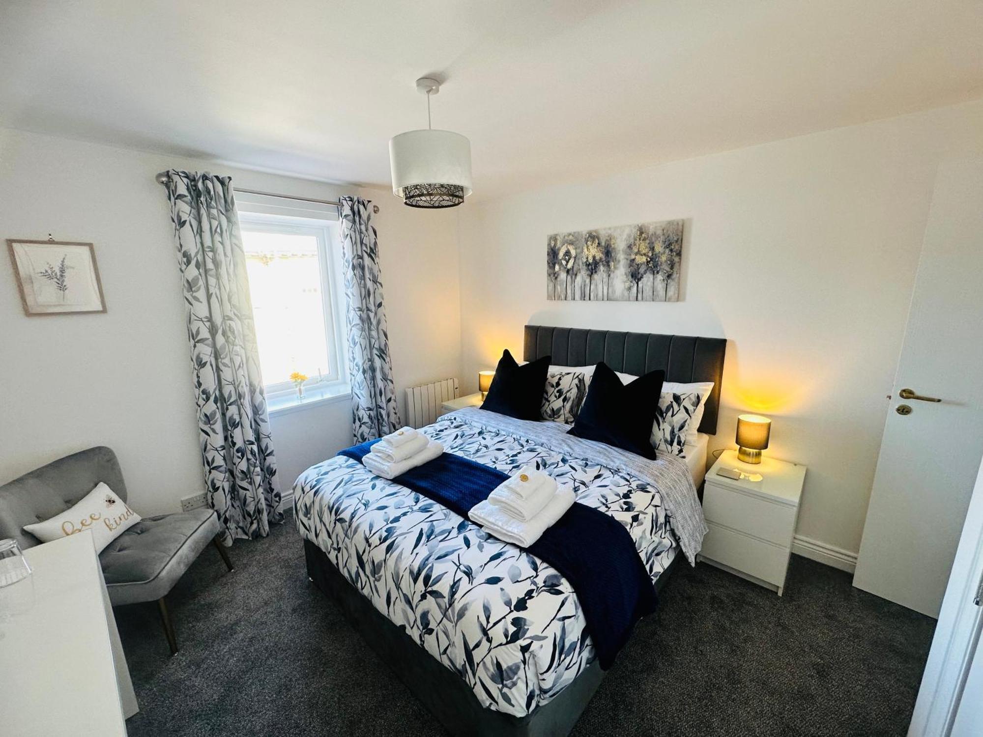 Apartment Kilmartin Court - No3 By The Sea & No2 With A View - Free Parking *