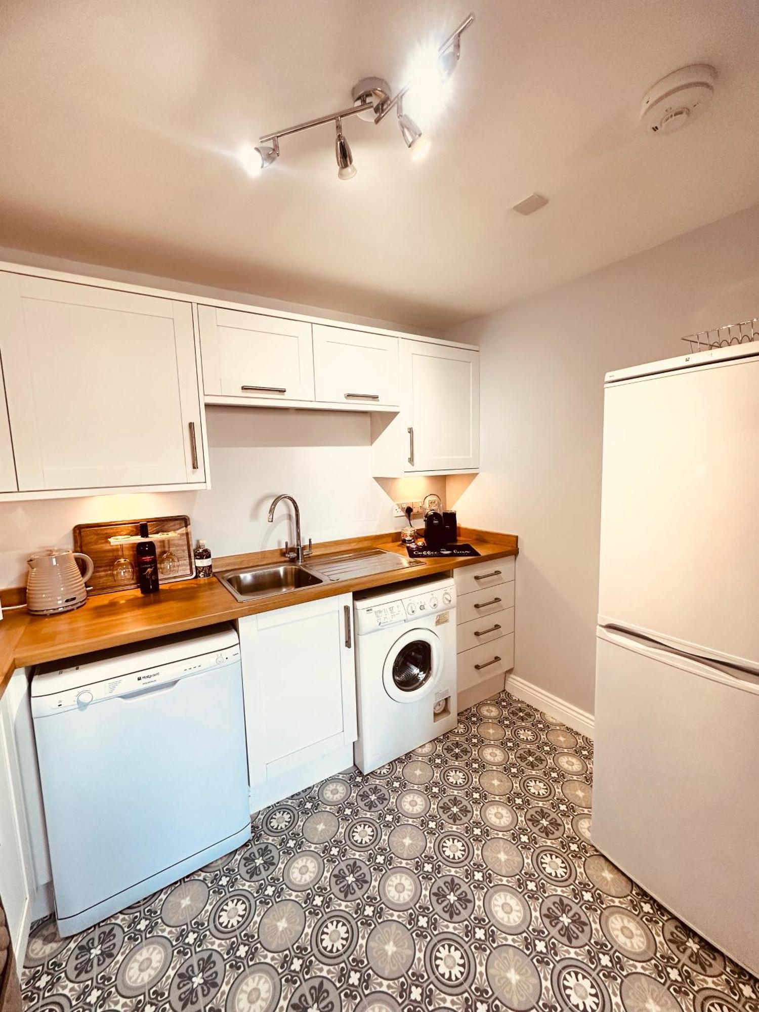 Kilmartin Court - No3 By The Sea & No2 With A View - Free Parking Apartment