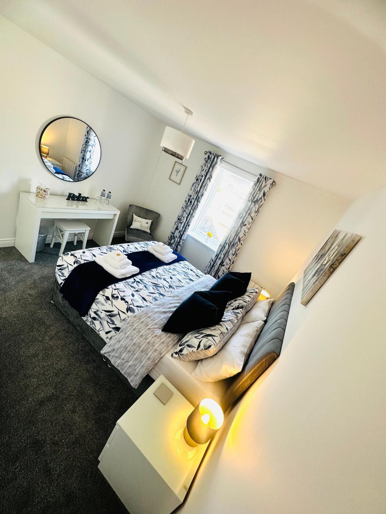 Apartment Kilmartin Court - No3 By The Sea & No2 With A View - Free Parking